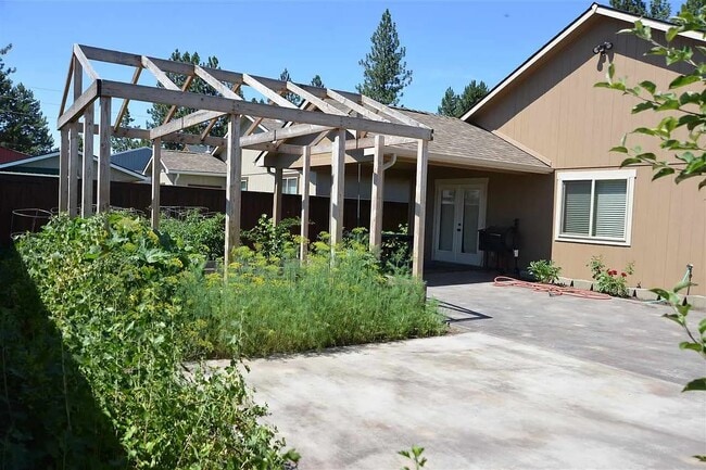 Building Photo - 6110 E 7th Ln