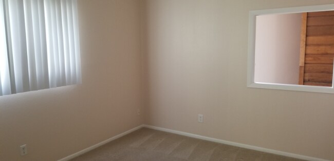 Building Photo - 866 Pebblewood Dr