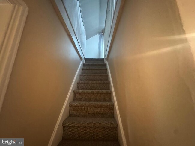 Building Photo - 317 W 4th Ave