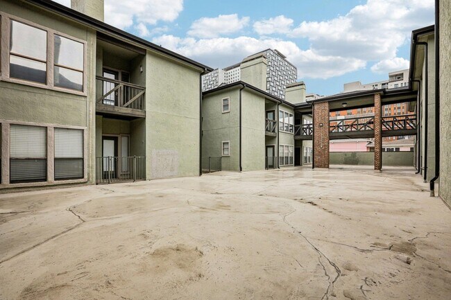 Building Photo - 807 W 25th St