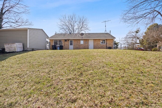 Building Photo - Summerside Ohio- 3 bed, 1 bath, Fenced Yard & Car Port