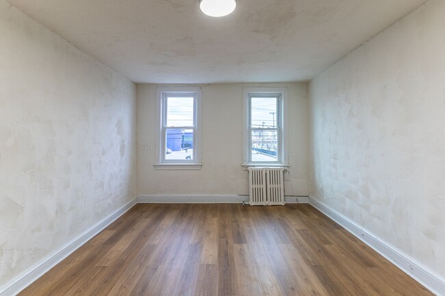 Building Photo - Fully Renovated 3-Bedroom Apartment – Seco...