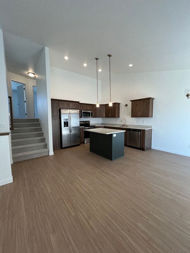 Building Photo - 3 Bed 3 Bath TownHome