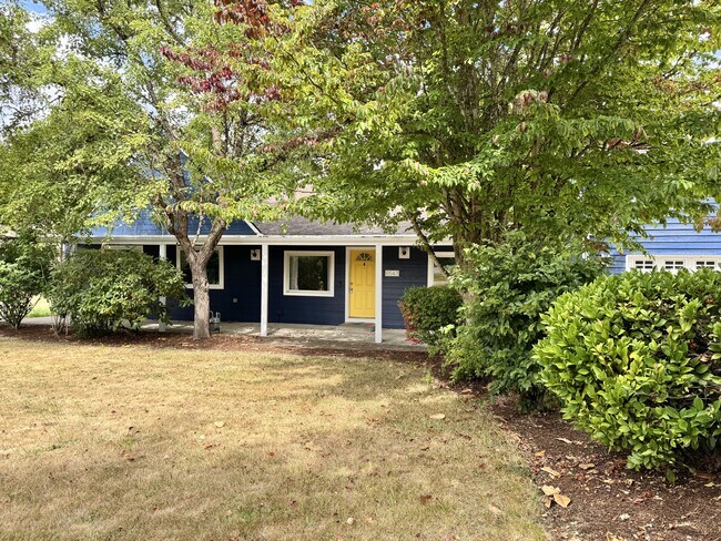 Building Photo - 6543 SE Borwick St