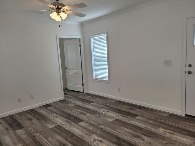 Building Photo - 5552 Annette St