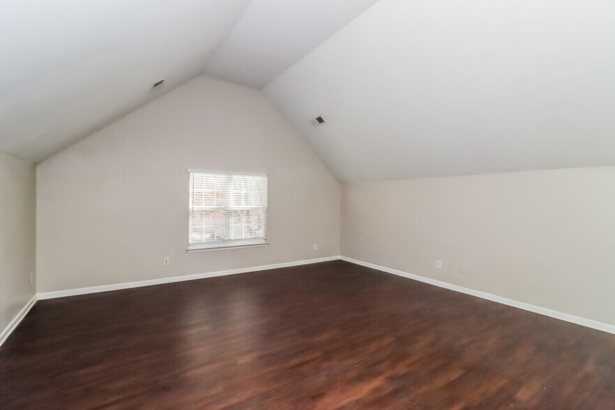 Building Photo - 7103 Fox Point Dr