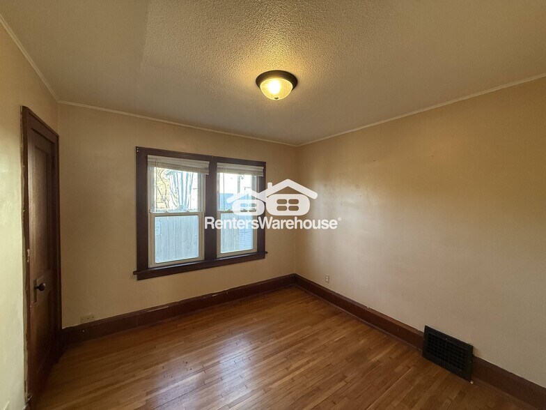 Building Photo - 991 Smith Ave S