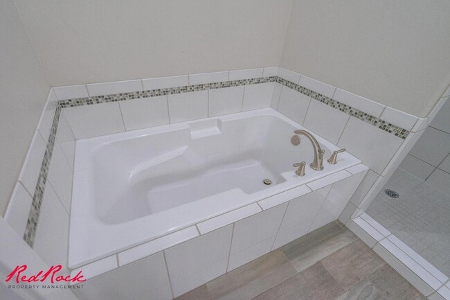 Building Photo - Pet Friendly 4 Bedroom Home! Internet Incl...