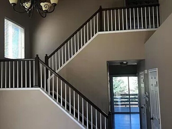 Building Photo - Beautiful 3 bed, 3 bath in D49