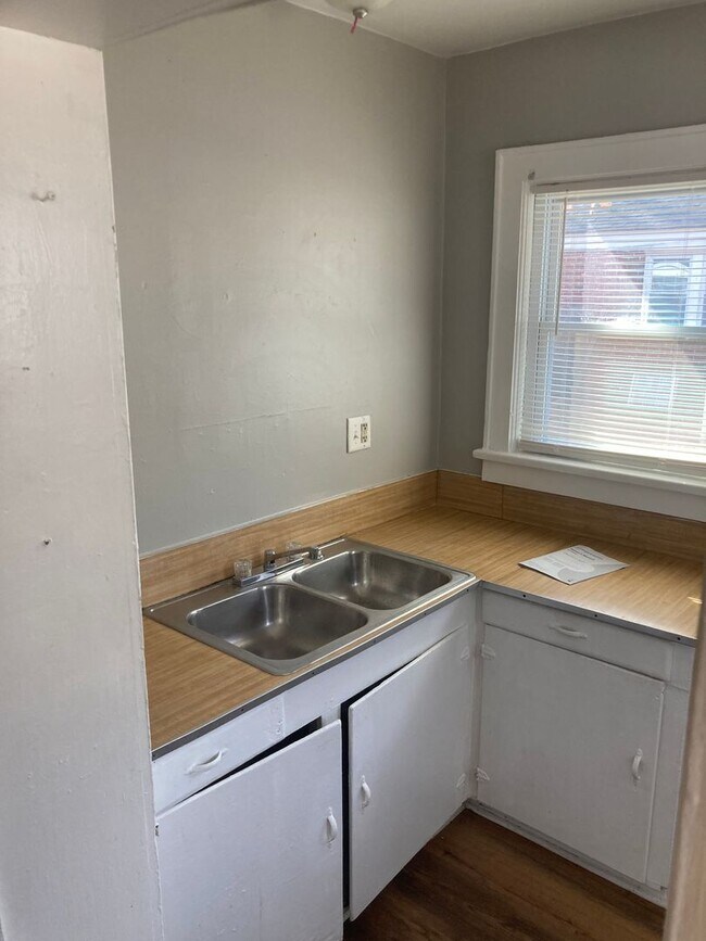 Building Photo - 403 N Elm St NW