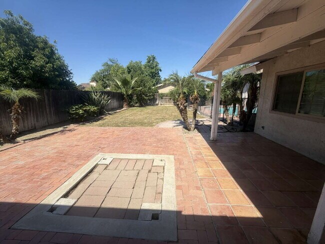 Building Photo - Beautiful 3 Bed / 2 Bath Home with Backyard Oasis & Pool!