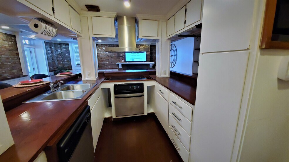 another view of kitchen - 101 W Oglethorpe Ave