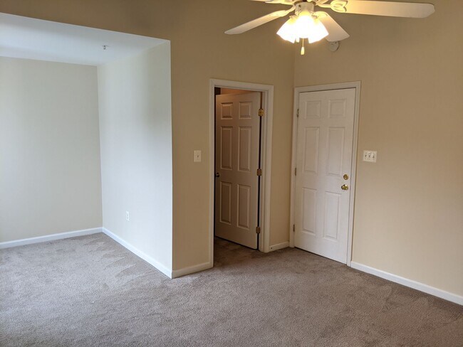 Building Photo - Townhouse in Spring Ridge community - OAKD...