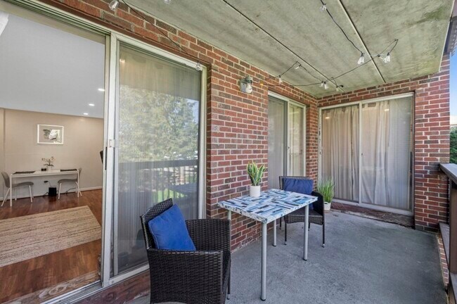 Building Photo - 144 Kenrick St