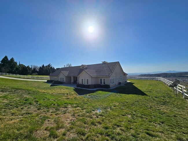 Building Photo - Private Country Living!!!