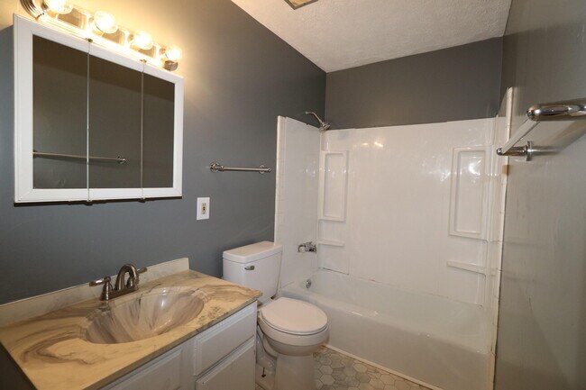 Building Photo - 310 E Edgewood Dr