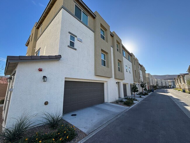Building Photo - Beautiful 3Bed/3Bath Townhome located in Enterprise/Southern Highlands–Southwest Henderson border...