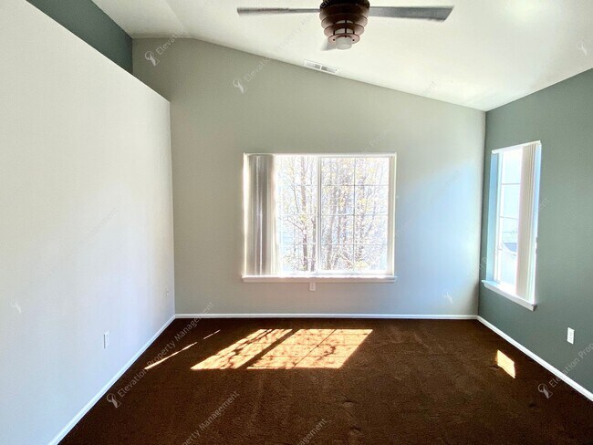 Building Photo - Charming and unique 2 BR in an upscale west Bend neighborhood