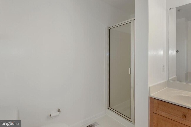 Building Photo - 2480 Angeline Dr