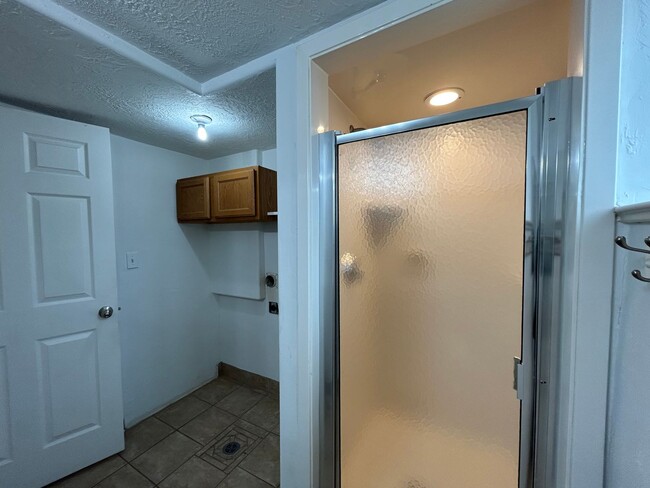 Building Photo - 3 Bedroom 1 Bathroom Basement Apartment Sp...