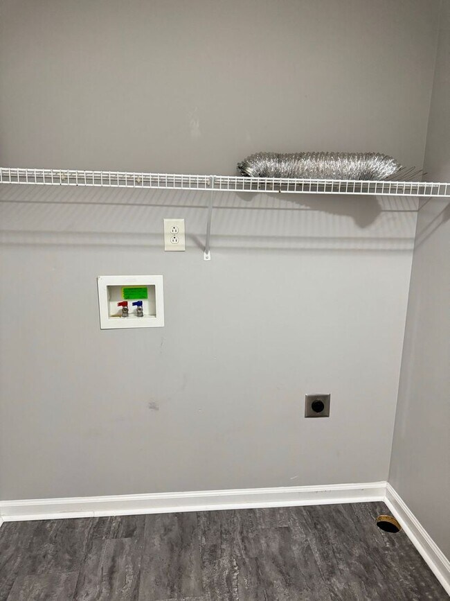 Building Photo - Almost 2000 sq.ft! Super Nice & Clean! 3 B...