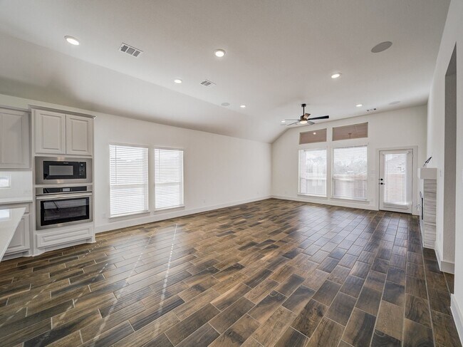 Building Photo - 3401 Riverlawn Dr