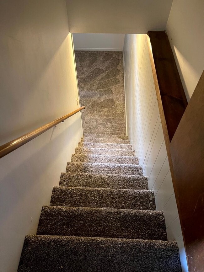 Building Photo - Two bedroom, One and half bathroom house! Pet friendly!