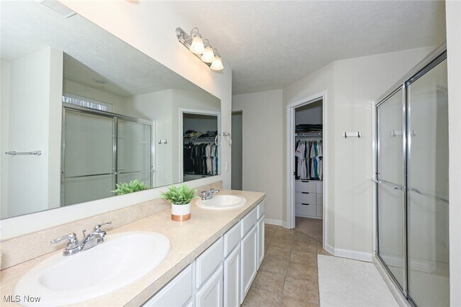 Building Photo - 4816 Lake View Dr