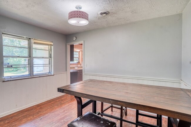 Building Photo - 2920 Highwoods Dr E