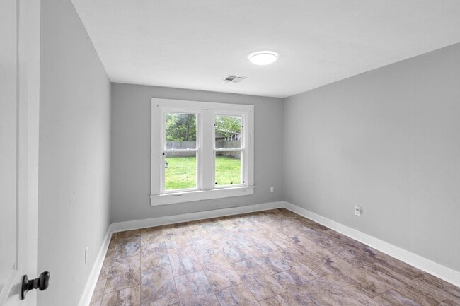 Building Photo - 207 Duff St