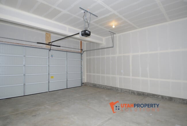 Building Photo - 7042 N Brook Ridge
