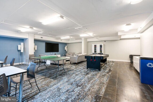 Building Photo - 200 Lombard St