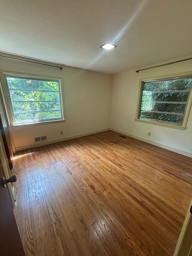 Building Photo - Great Single Family Home In The Heart of Tryon!