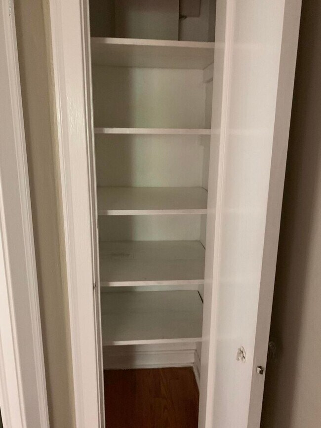 Building Photo - Charming 2/1 in the heart of St. Nicholas