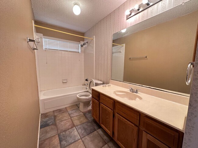 Building Photo - Minutes to COSTCO, great Location!