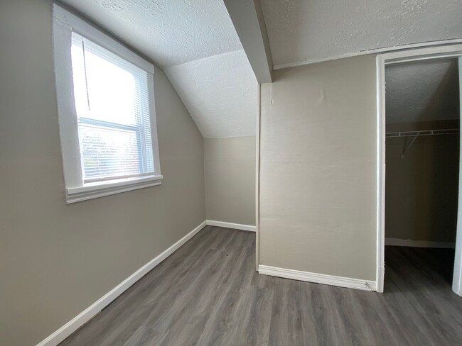 Building Photo - Beautiful 2 bedroom and 1 bath, 2 story ho...