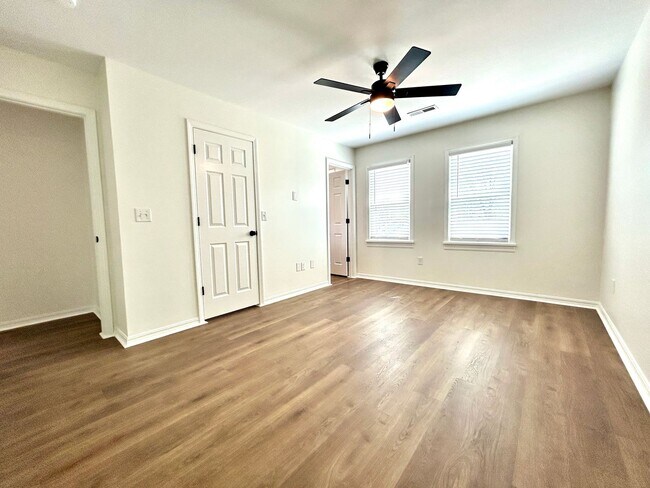 Building Photo - Well appointed 2 bed, 2.5 bath Townhouse Partial Utilities Included!