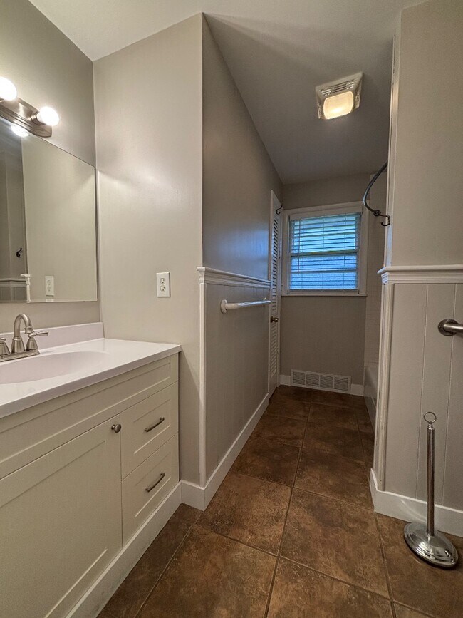 Building Photo - 1951 Elmwood Dr E