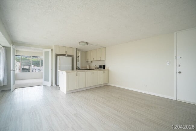 Building Photo - Urban Comfort & Convenience – High-Floor 1 Bed, 1 Bath with Scenic Views