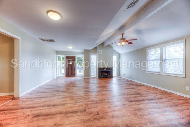 Building Photo - FOR LEASE | Tulsa | $1500 Rent | 3 Bed, 2 Bath Home