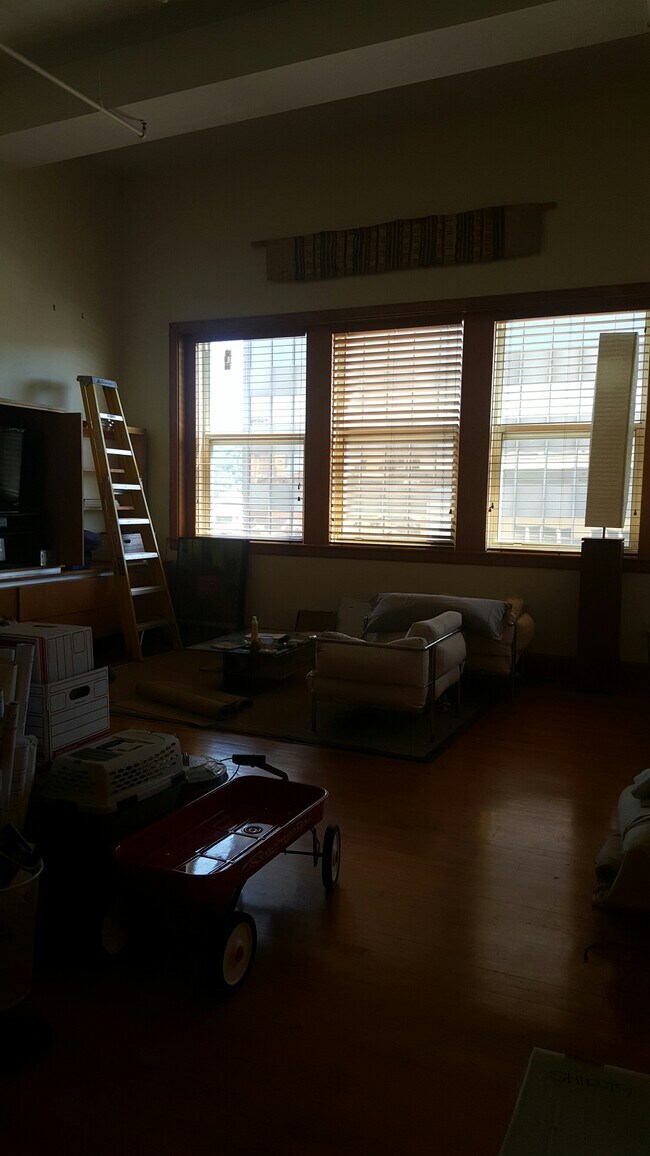 Building Photo - 59 College St