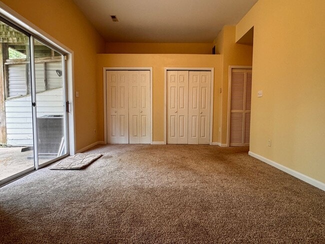 Building Photo - Briarwood Townhome close to NGIC and Hollymead Town Center!