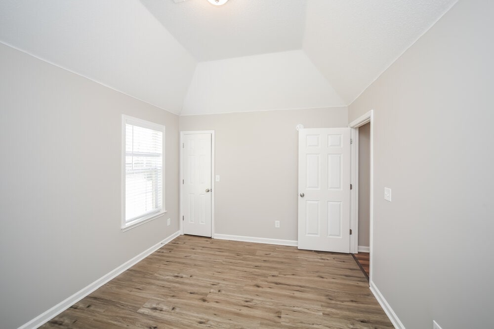 Building Photo - 8911 Oak Grove Blvd