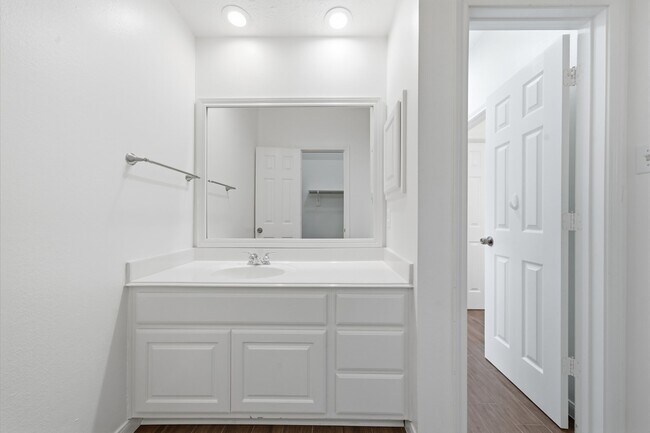 Building Photo - 2214 Lytham Ln