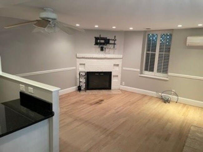 Building Photo - 1BR in Georgetown East Village WITH PARKIN...
