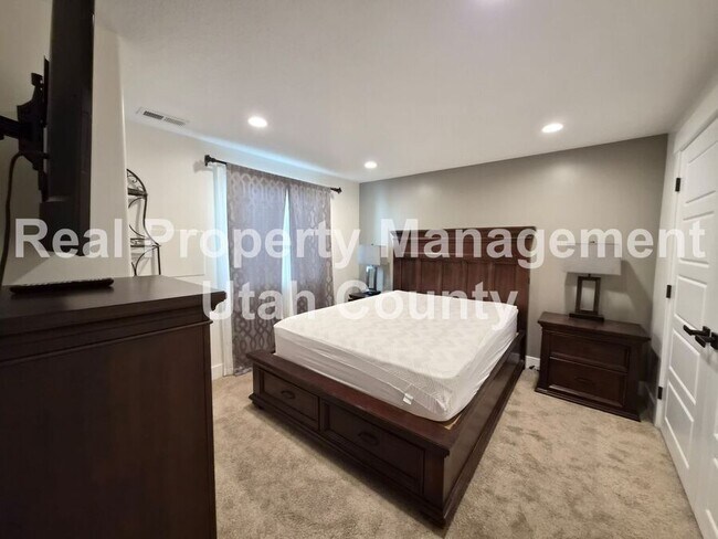 Building Photo - 591 N 100 E