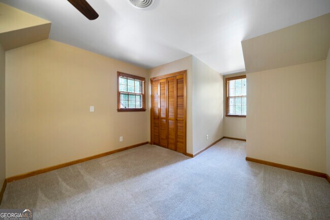 Building Photo - 104 Lake Somerset Dr NW