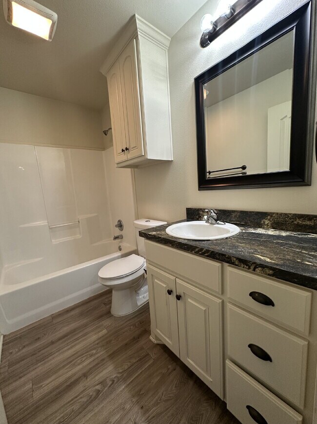 Building Photo - Beautifully Maintained Duplex - Lease Only