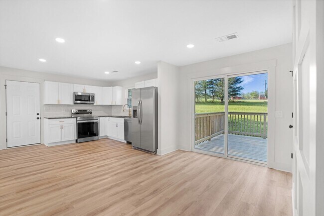 Building Photo - Beautiful Renovated 3 Bedroom Home For Ren...