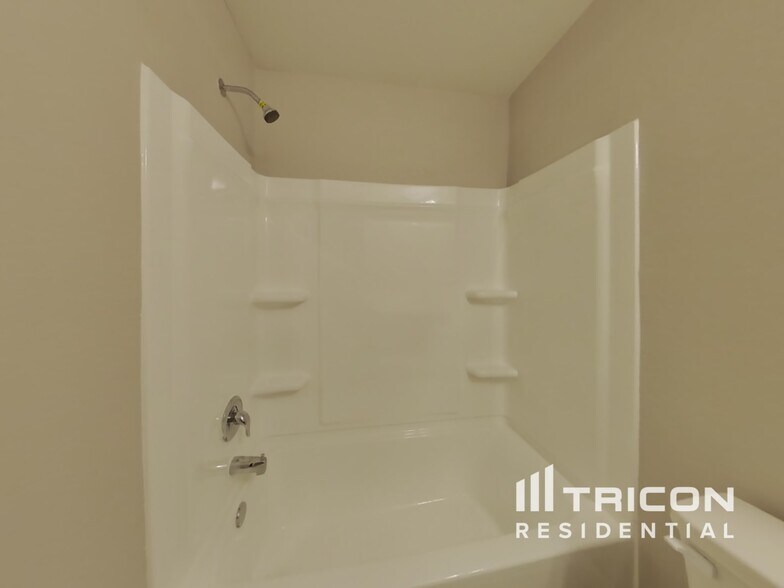 Building Photo - 10930 Hillside Creek Dr